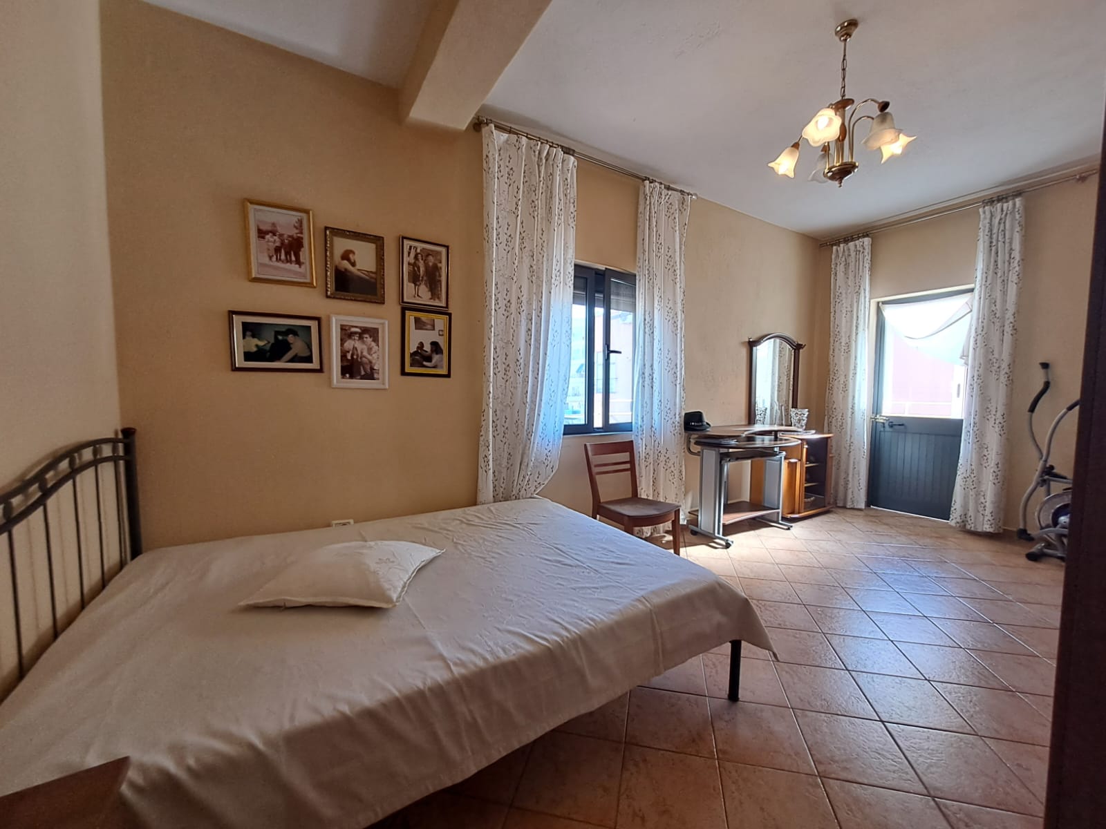 Shitet Apartament 4+1 ne bllokun e vilave Selite