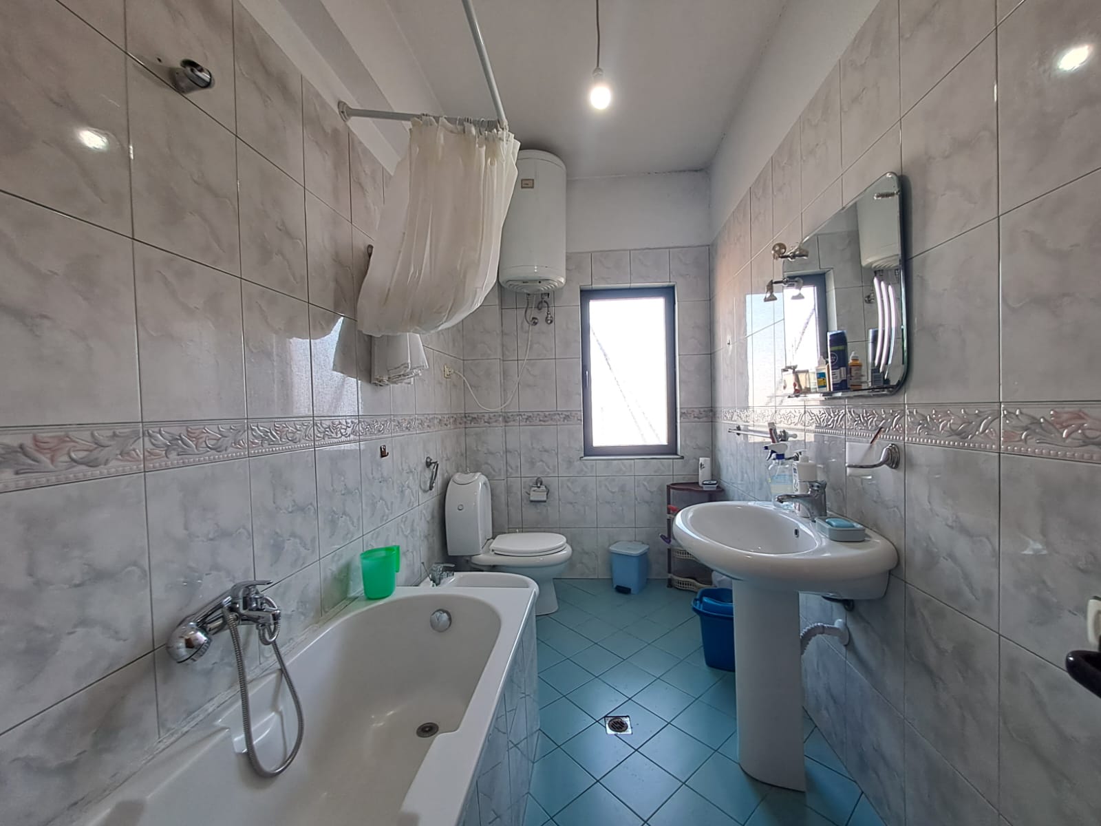 Shitet Apartament 4+1 ne bllokun e vilave Selite