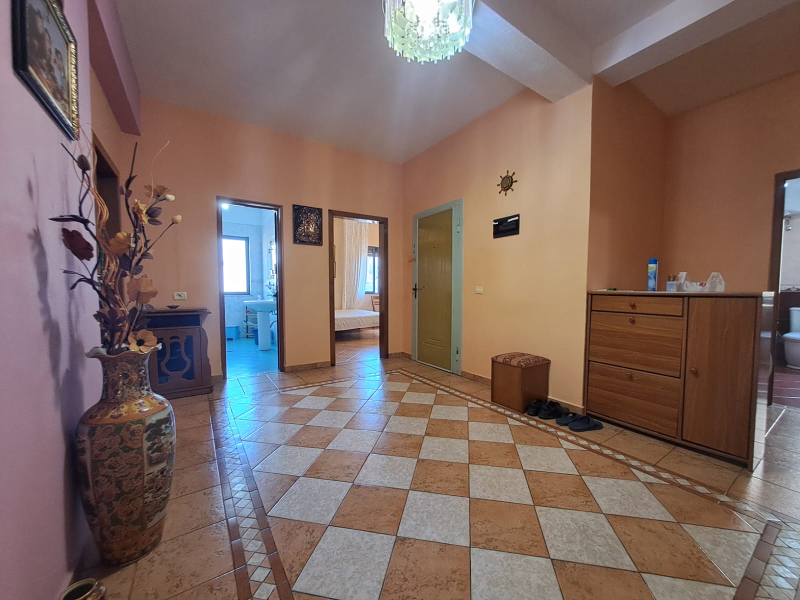Shitet Apartament 4+1 ne bllokun e vilave Selite