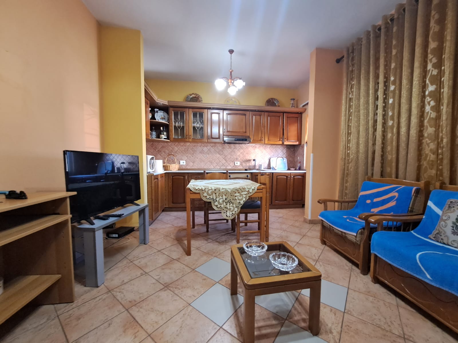 Shitet Apartament 4+1 ne bllokun e vilave Selite