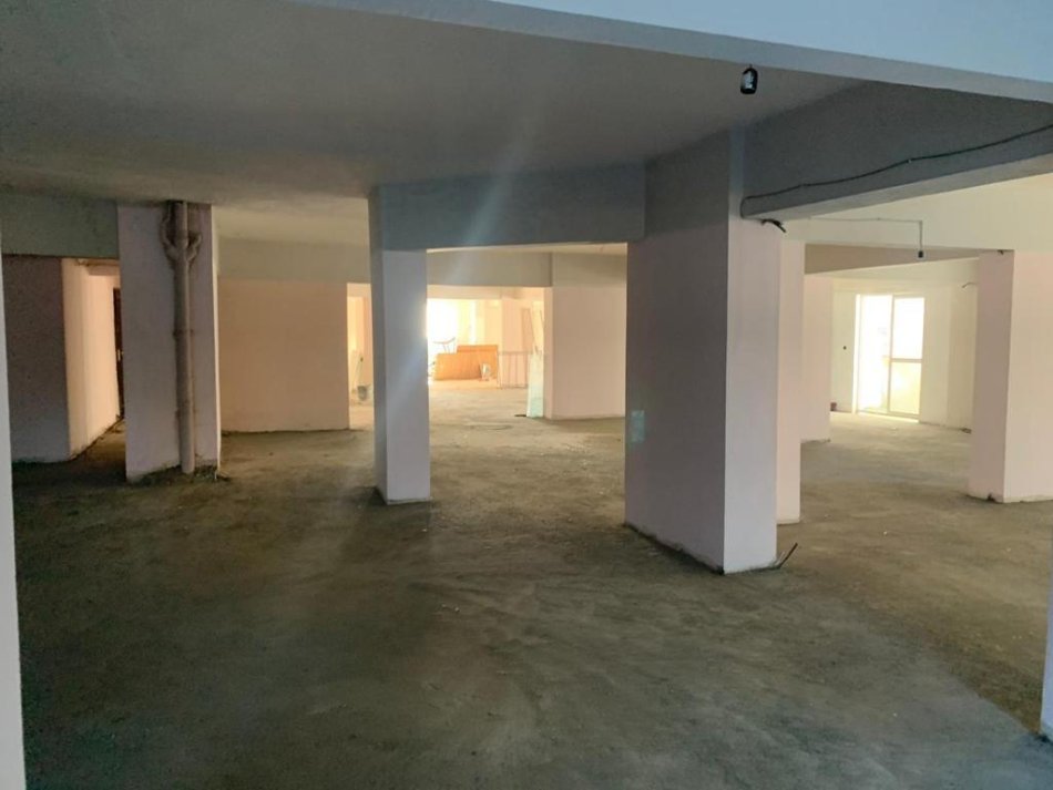 Shitet Njesi Biznesi Buze RRuge ne Laprake -Kati 1