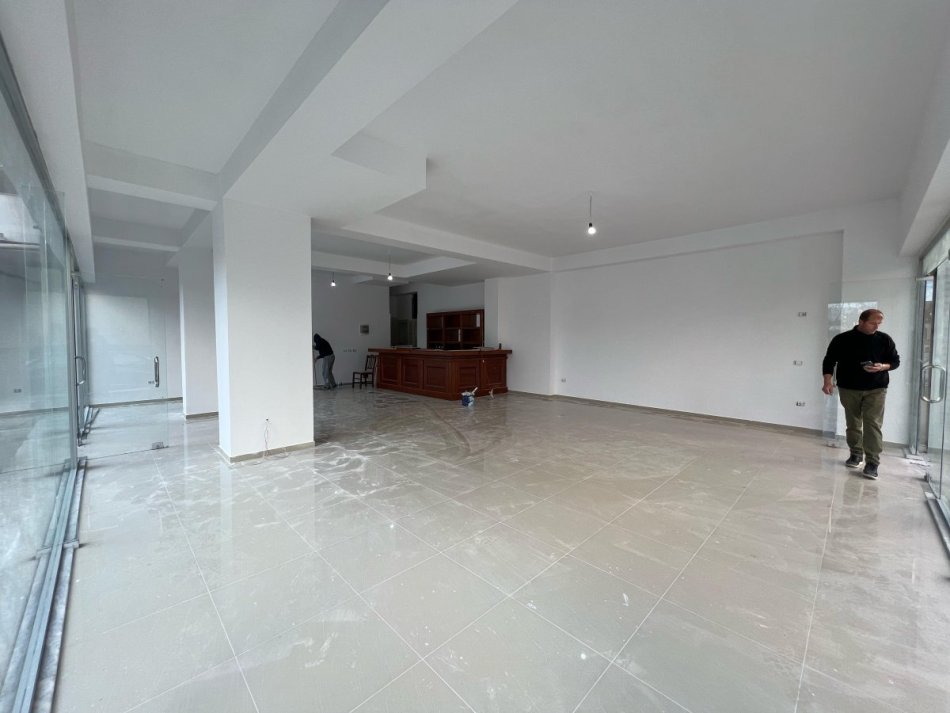 Tirane, jepet me qera ambjent biznesi Kati 0, 111 m² 1.000 € (astir)
