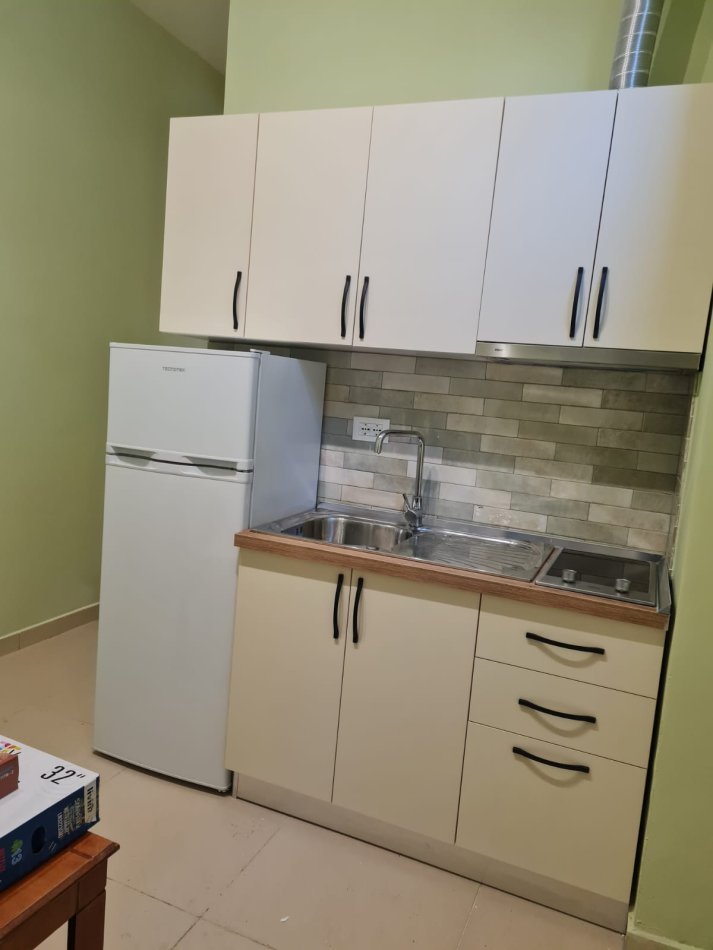 Qera, Apartament Studio, Pranë Spitalit Amerikan 2