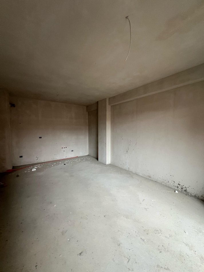 SHITET APARTAMENT 2+1 UNAZE  E  RE TIRANE