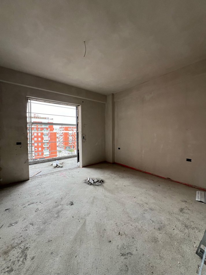 SHITET APARTAMENT 2+1 UNAZE  E  RE TIRANE