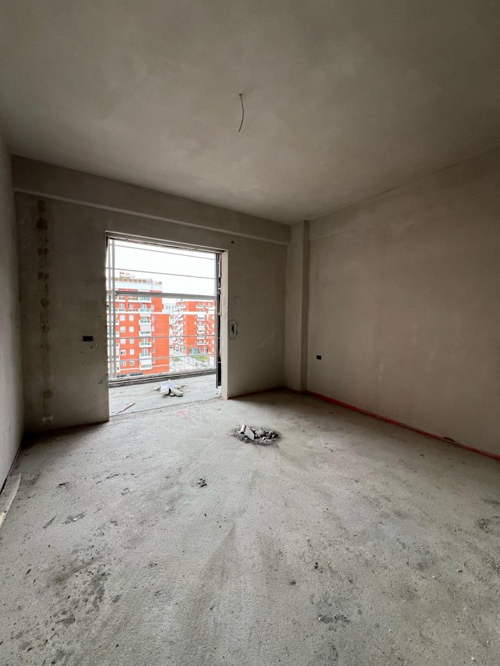 SHITET APARTAMENT 2+1 UNAZE  E  RE TIRANE