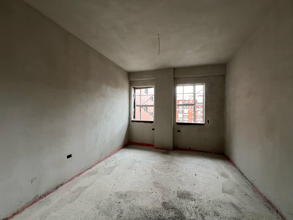 SHITET APARTAMENT 2+1 UNAZE  E  RE TIRANE