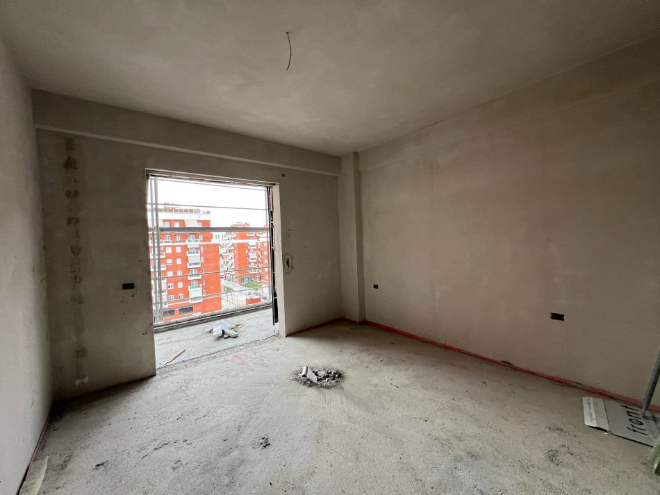 SHITET APARTAMENT 2+1 UNAZE  E  RE TIRANE