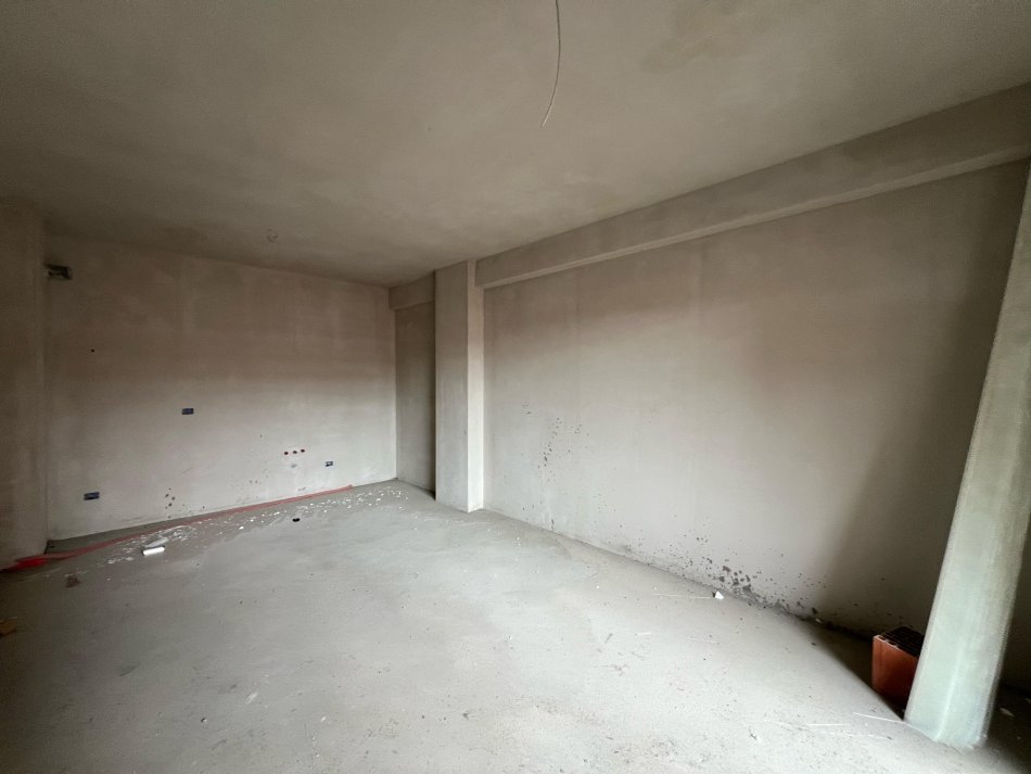 SHITET APARTAMENT 2+1 UNAZE  E  RE TIRANE