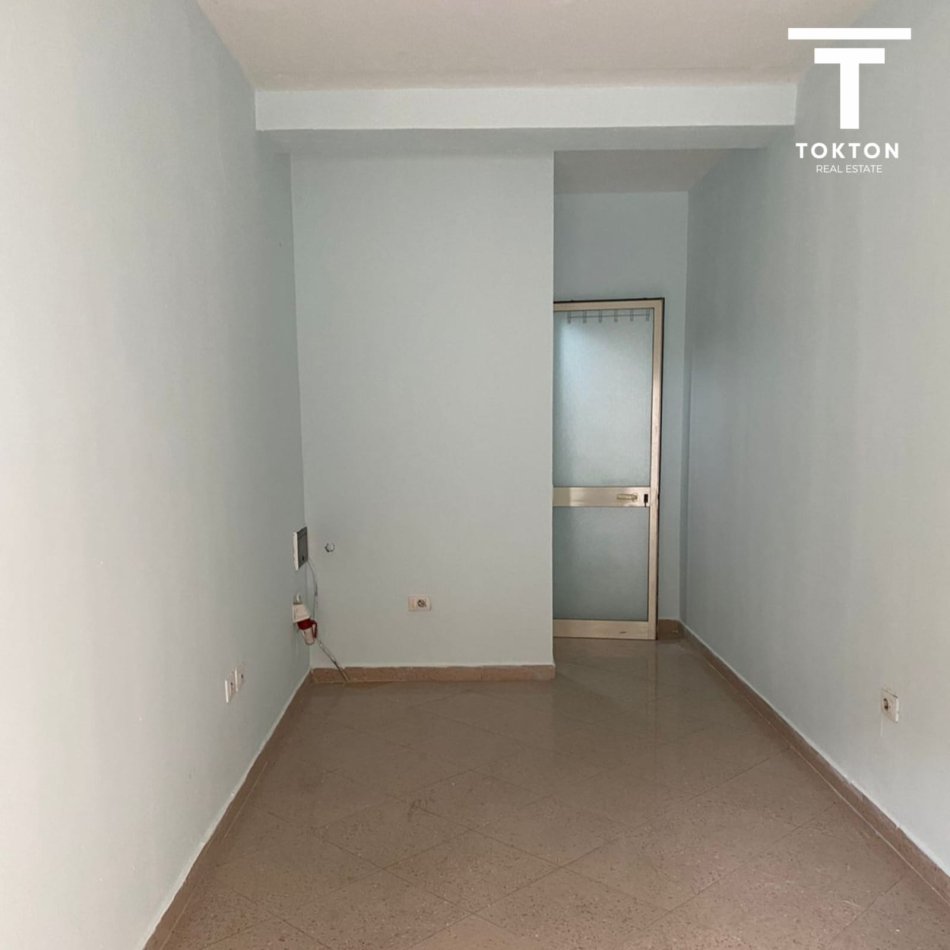Ambient Biznesi me Qera, prane rruges Fortuzi, 250 Euro/Muaj