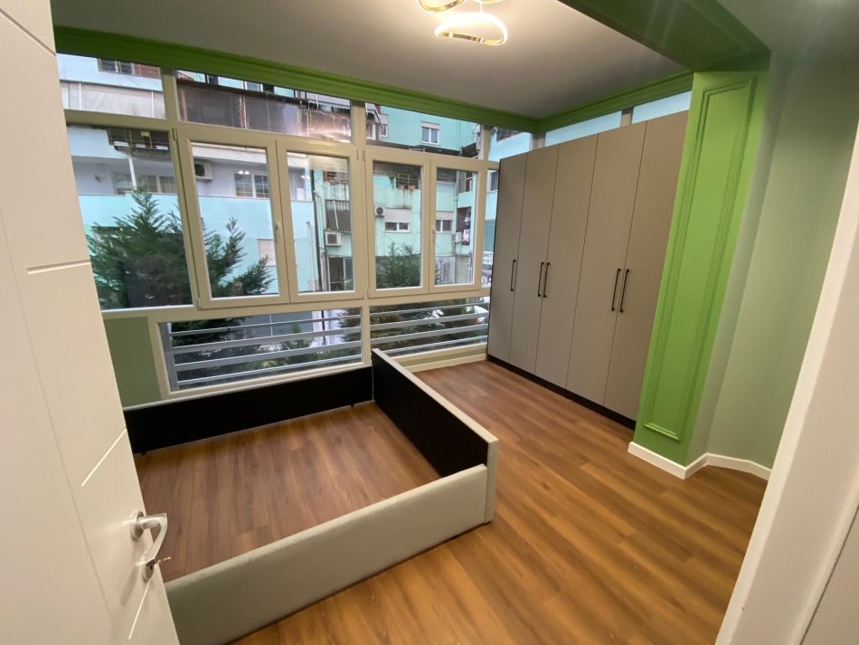 Shitet Apartament 1+1 tek mbikalimi kodres se diellit, buze rruges kryesore