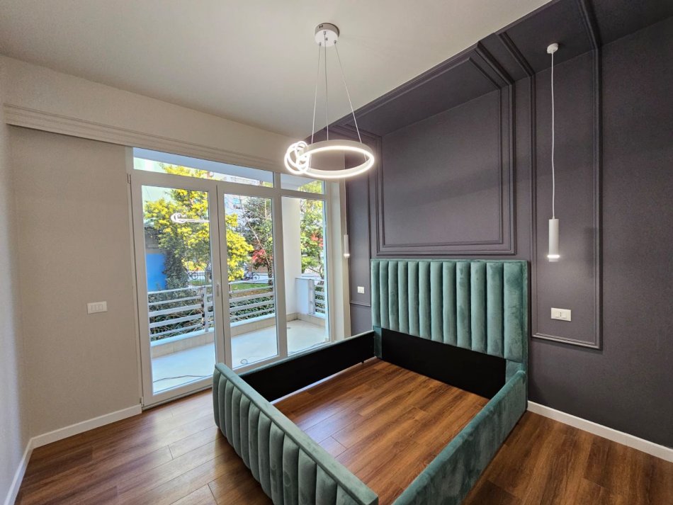 Shitet Apartament 2+1 tek Komuna Parisit, prane Big Market (mbikalimi )