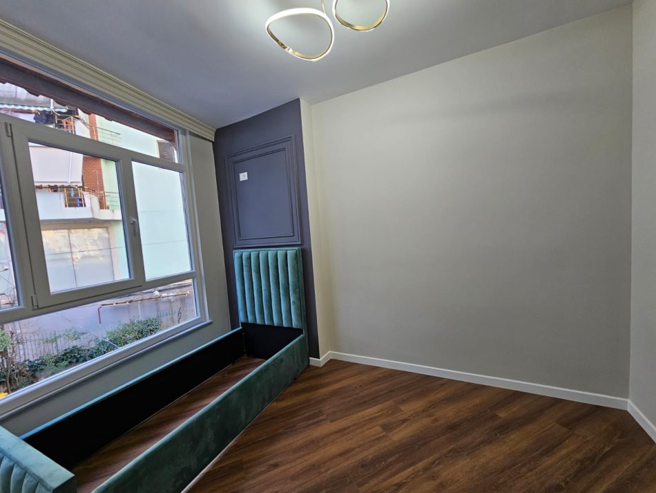 Shitet Apartament 2+1 tek Komuna Parisit, prane Big Market (mbikalimi )