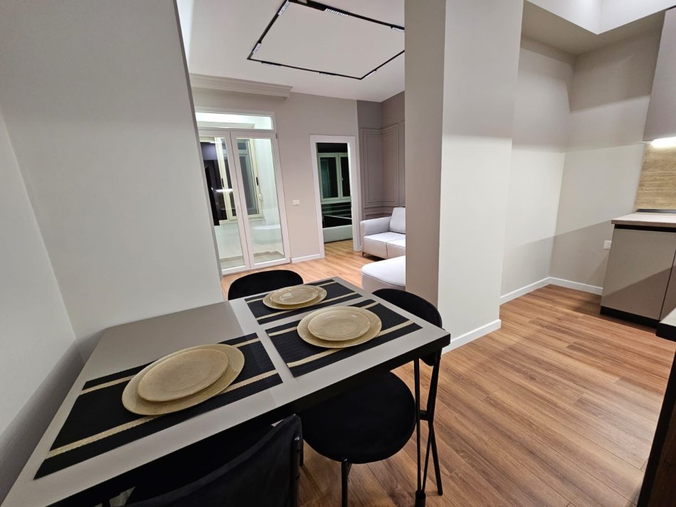 Shitet Apartament 2+1 tek Komuna Parisit, prane Big Market (mbikalimi )