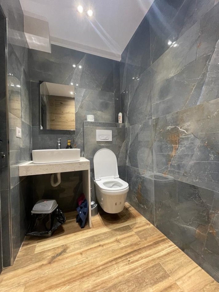Shitet 3 apartamente 1+1 dhe 1 garsoniere tek Pazari i Ri