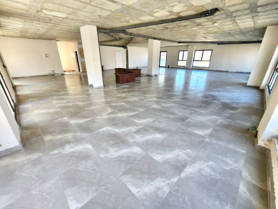 OFERTE (1153€/m²): Amb **Open Space 320.7m2 ( te Casa Italia - Dogana | Buze Autostrade) 100% i Ri - Me 3 Poste Parkimi te Perfshira ne Cmim - 3,5m Lartesi + Mnd Ndarje