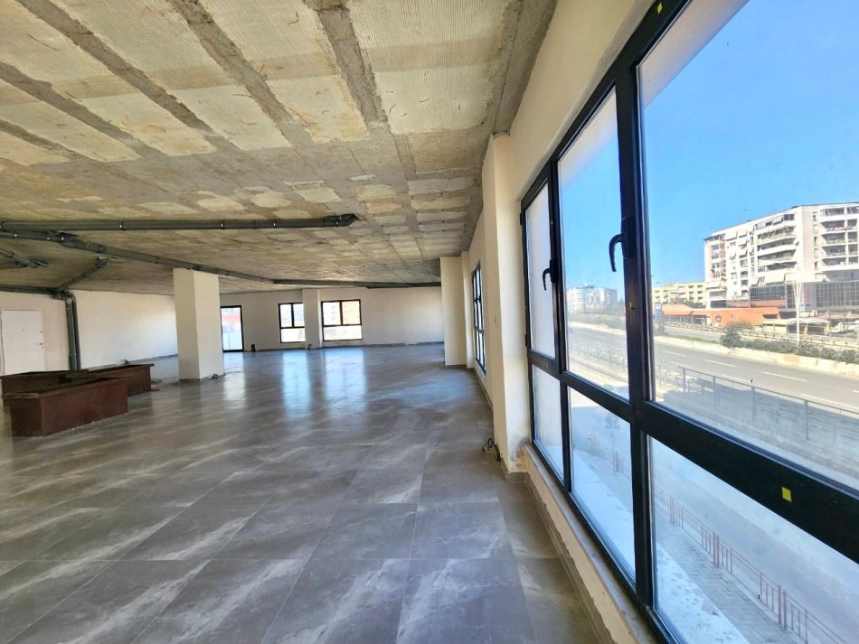 OFERTE (1153€/m²): Amb **Open Space 320.7m2 ( te Casa Italia - Dogana | Buze Autostrade) 100% i Ri - Me 3 Poste Parkimi te Perfshira ne Cmim - 3,5m Lartesi + Mnd Ndarje