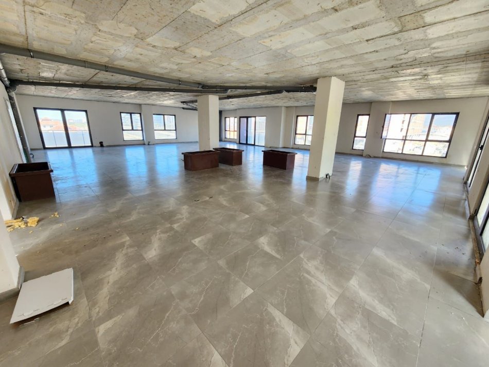OFERTE (1153€/m²): Amb **Open Space 320.7m2 ( te Casa Italia - Dogana | Buze Autostrade) 100% i Ri - Me 3 Poste Parkimi te Perfshira ne Cmim - 3,5m Lartesi + Mnd Ndarje