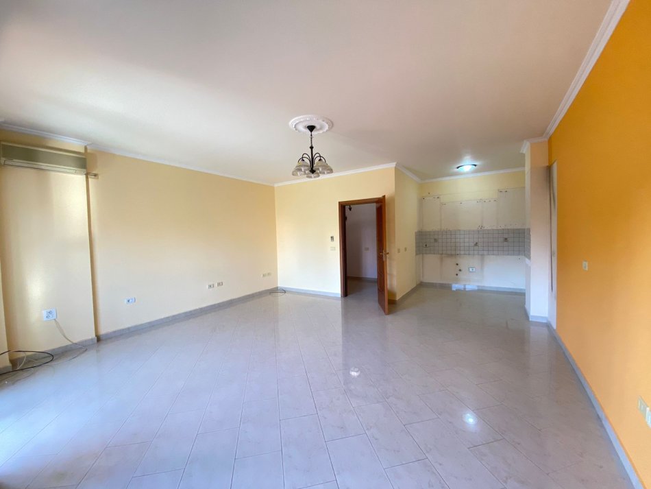 QERA AMBIENT ZYRASH BLLOKU TIRANE