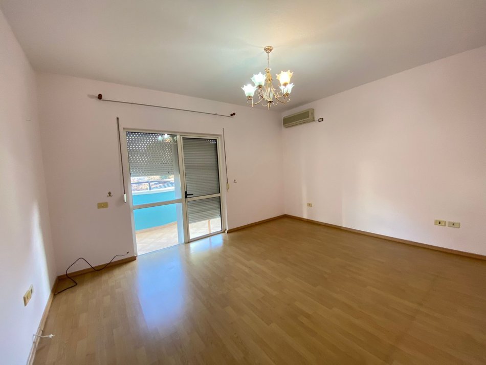 QERA AMBIENT ZYRASH BLLOKU TIRANE