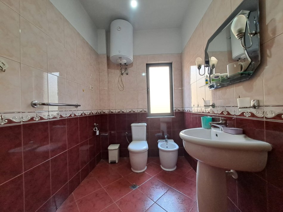 Shitet Apartament 4+1+2- OKAZION , tek blloku i vilave Selite