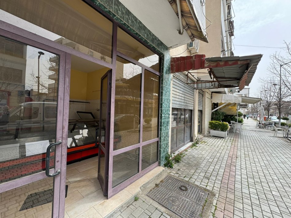 Kavaje, jepet me qera dyqan Kati 1, 38 m² 300 € (Shetitorja “Indrit Cara&quot;,Kavaje)