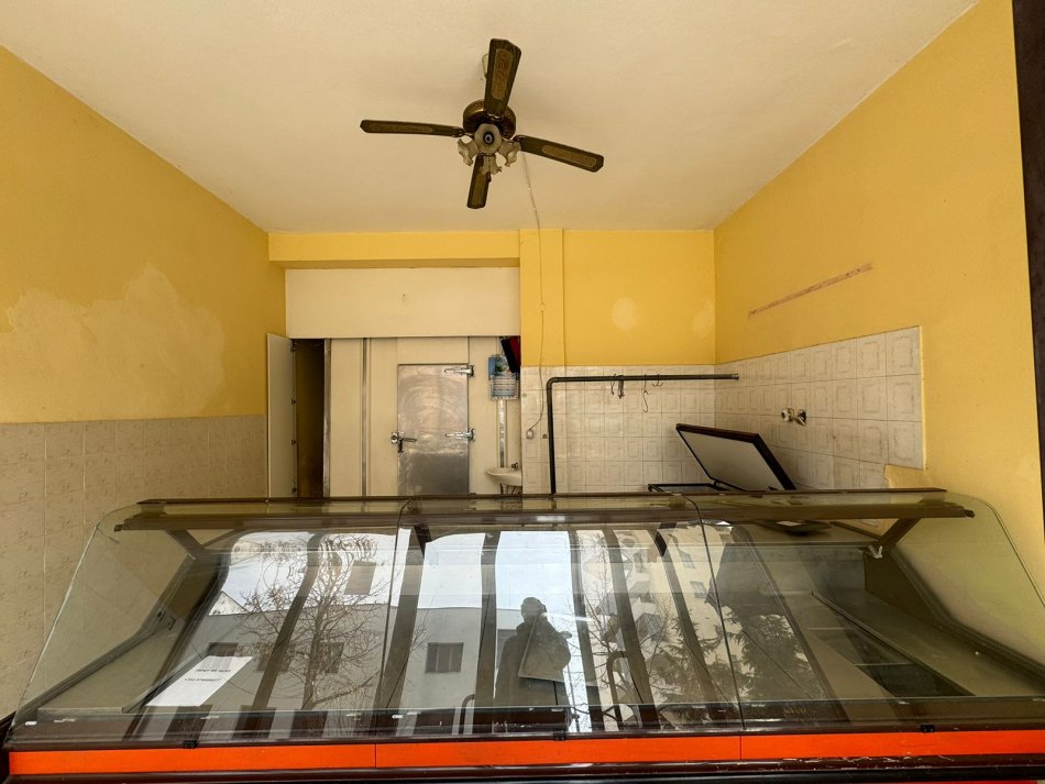 Kavaje, jepet me qera dyqan Kati 1, 38 m² 300 € (Shetitorja “Indrit Cara&quot;,Kavaje)