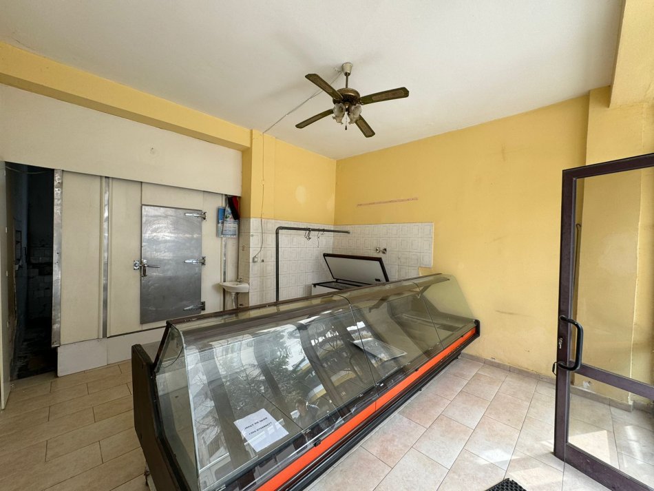 Kavaje, jepet me qera dyqan Kati 1, 38 m² 300 € (Shetitorja “Indrit Cara&quot;,Kavaje)