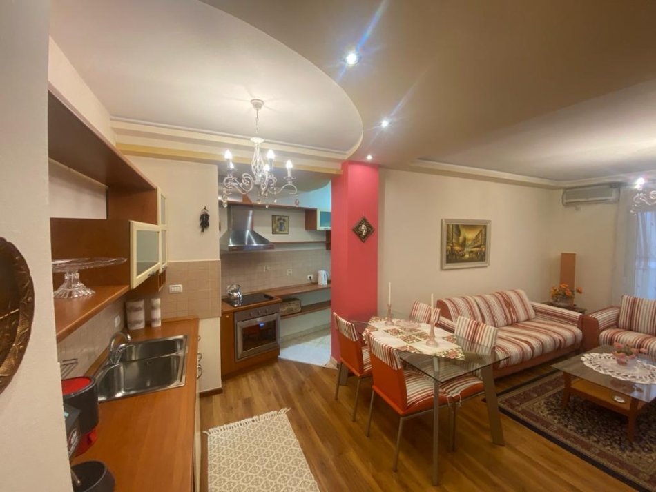 Jepet me Qira Apartament 2+1+2 ne hyrje te Rruges se Elbasanit!!