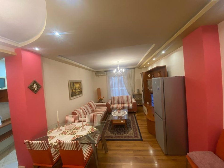 Jepet me Qira Apartament 2+1+2 ne hyrje te Rruges se Elbasanit!!
