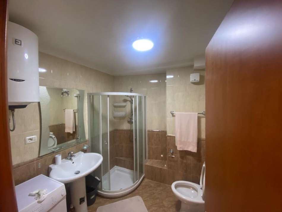 Jepet me Qira Apartament 2+1+2 ne hyrje te Rruges se Elbasanit!!