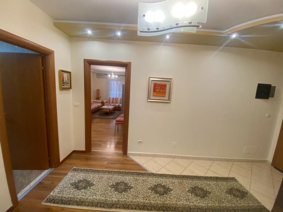 Jepet me Qira Apartament 2+1+2 ne hyrje te Rruges se Elbasanit!!