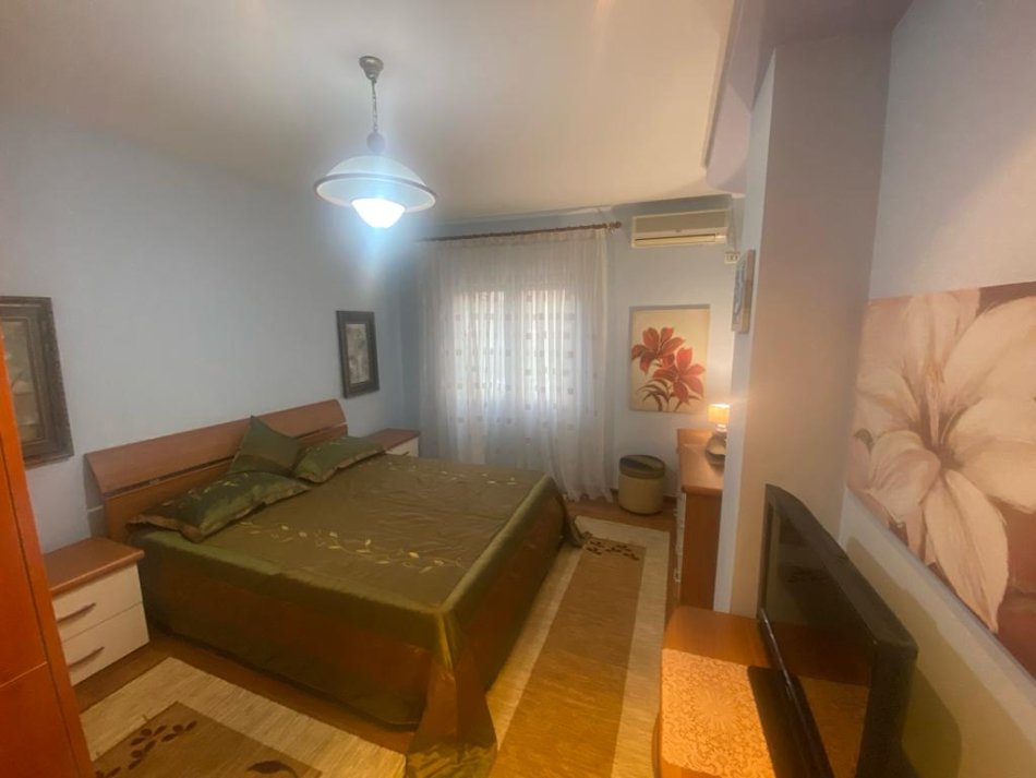 Jepet me Qira Apartament 2+1+2 ne hyrje te Rruges se Elbasanit!!