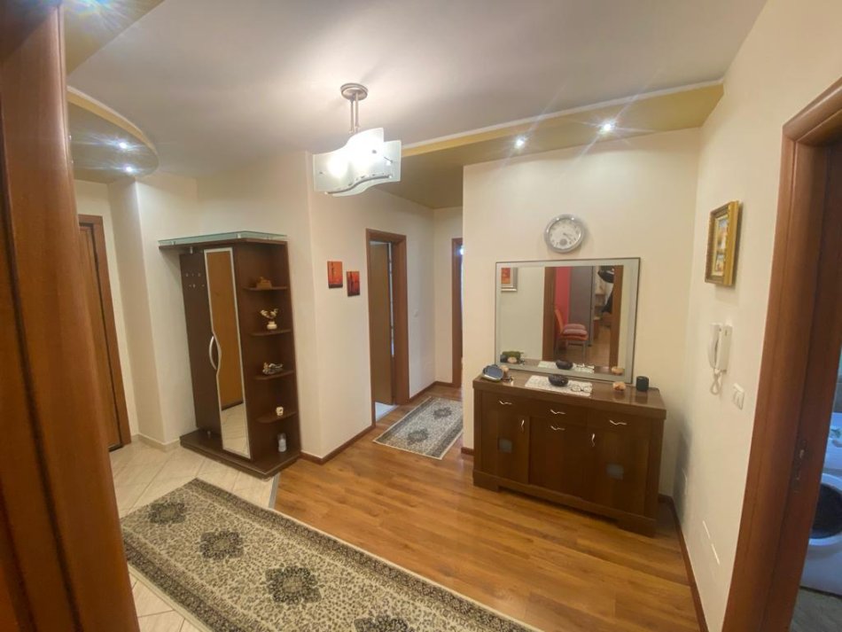 Jepet me Qira Apartament 2+1+2 ne hyrje te Rruges se Elbasanit!!