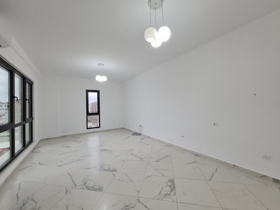 JEPET EM QERA 1+1 TEK SQUARE 21 PER BANIM OSE ZYRA