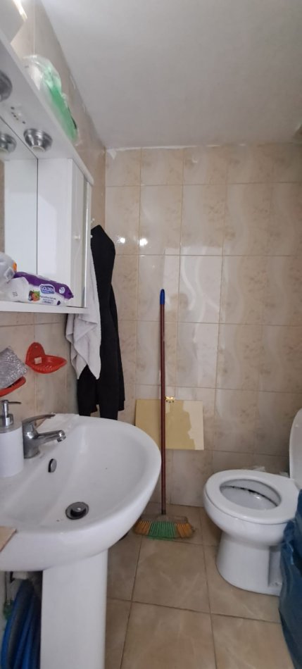 SHITET DYQAN-NJESI KOMERCIALE PRANE BRRYLIT RRUGA SADIK PETRELA
