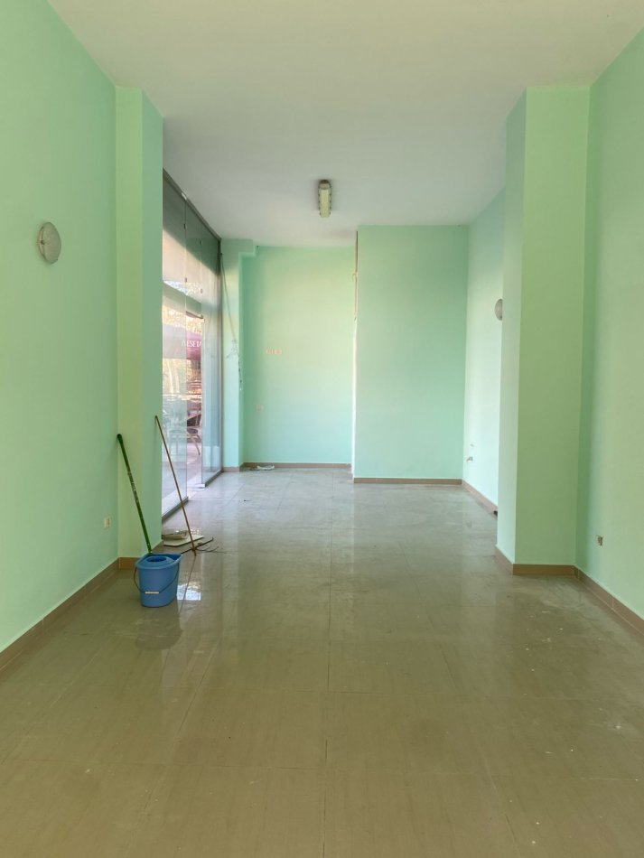 JEPET ME QERA DYQAN TEK RRUGA ISA BOLETINI-PRANE RRUGES SE BARRIKADAVE