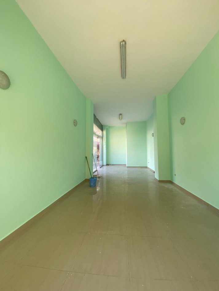 JEPET ME QERA DYQAN TEK RRUGA ISA BOLETINI-PRANE RRUGES SE BARRIKADAVE