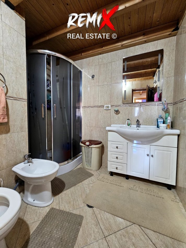 SHITET APARTAMENT DUBLEX NE PLAZH ME PAMJE NGA DETI