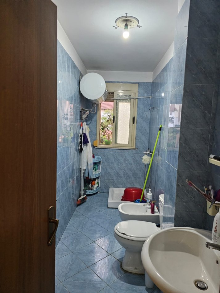 Tirane,Shitet Apartament tip .1+1 i bollshëm, me ballkon, në katin e  2-të,në pallat të ri me ashensor 6-kate, sipefaqe 70m², Cmimi 135'000 € , në blv. Bajram Curri, pranë Drejtoria e Përgjithëshme Policisë së Shtetit/ përball Ministrisë së Jashtme. Tiranë
