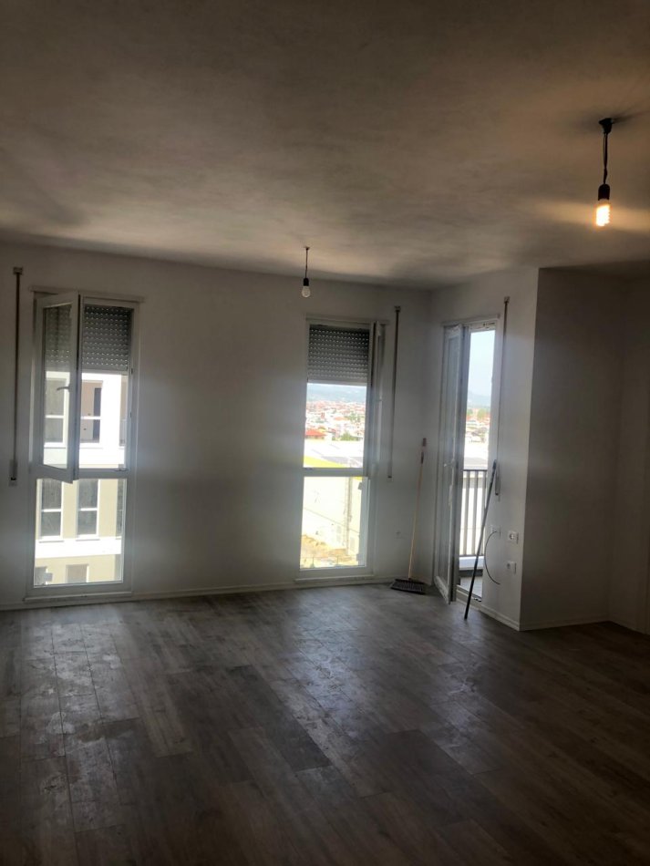 Me Qera te Kompleks Univers City/QTU: Apartament bosh +1 vend-parkim,tip1+1 koridor banjo, ballkon,sipërfaqe 65m2, kat 7-të, në pallat ri 9-kat, Qera 300 €/muaj, "Univers City" 450m rruga dytësore Tir-Durrës rr. Bylis/Industriale, tek QTU /Coca-Cola, si dhe 7-km ose 14-min me auto nga qendra Tiranës