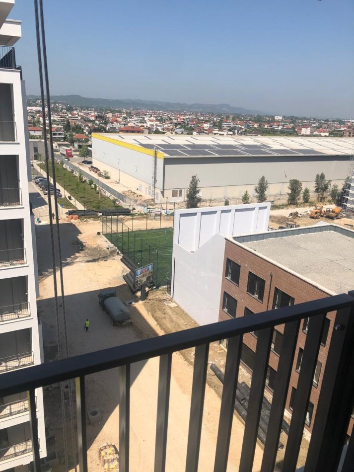 Me Qera te Kompleks Univers City/QTU: Apartament bosh +1 vend-parkim,tip1+1 koridor banjo, ballkon,sipërfaqe 65m2, kat 7-të, në pallat ri 9-kat, Qera 300 €/muaj, "Univers City" 450m rruga dytësore Tir-Durrës rr. Bylis/Industriale, tek QTU /Coca-Cola, si dhe 7-km ose 14-min me auto nga qendra Tiranës