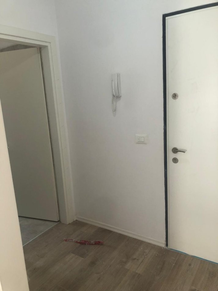 Me Qera te Kompleks Univers City/QTU: Apartament bosh +1 vend-parkim,tip1+1 koridor banjo, ballkon,sipërfaqe 65m2, kat 7-të, në pallat ri 9-kat, Qera 300 €/muaj, "Univers City" 450m rruga dytësore Tir-Durrës rr. Bylis/Industriale, tek QTU /Coca-Cola, si dhe 7-km ose 14-min me auto nga qendra Tiranës