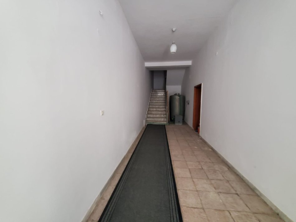 Jepet me Qira Ambient per Zyra ne rruge kryesore tek Xhamlliku !!