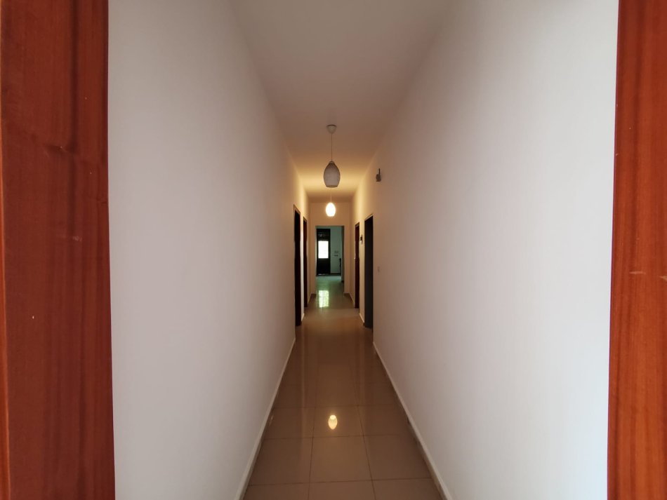 Jepet me Qira Ambient per Zyra ne rruge kryesore tek Xhamlliku !!
