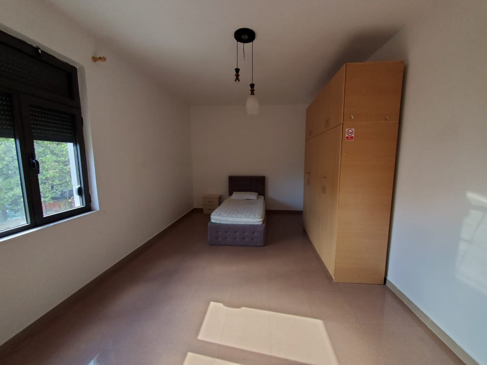 Jepet me Qira Ambient per Zyra ne rruge kryesore tek Xhamlliku !!