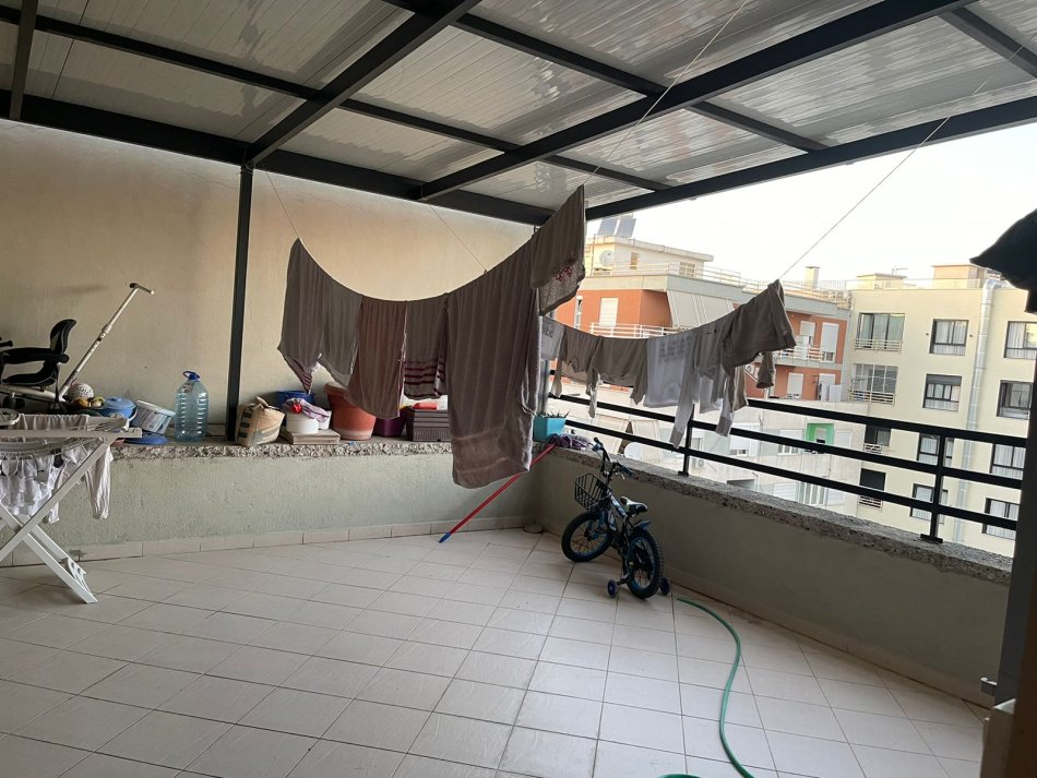 QERA APARTAMENT 1+1 UNAZE E RE TIRANE