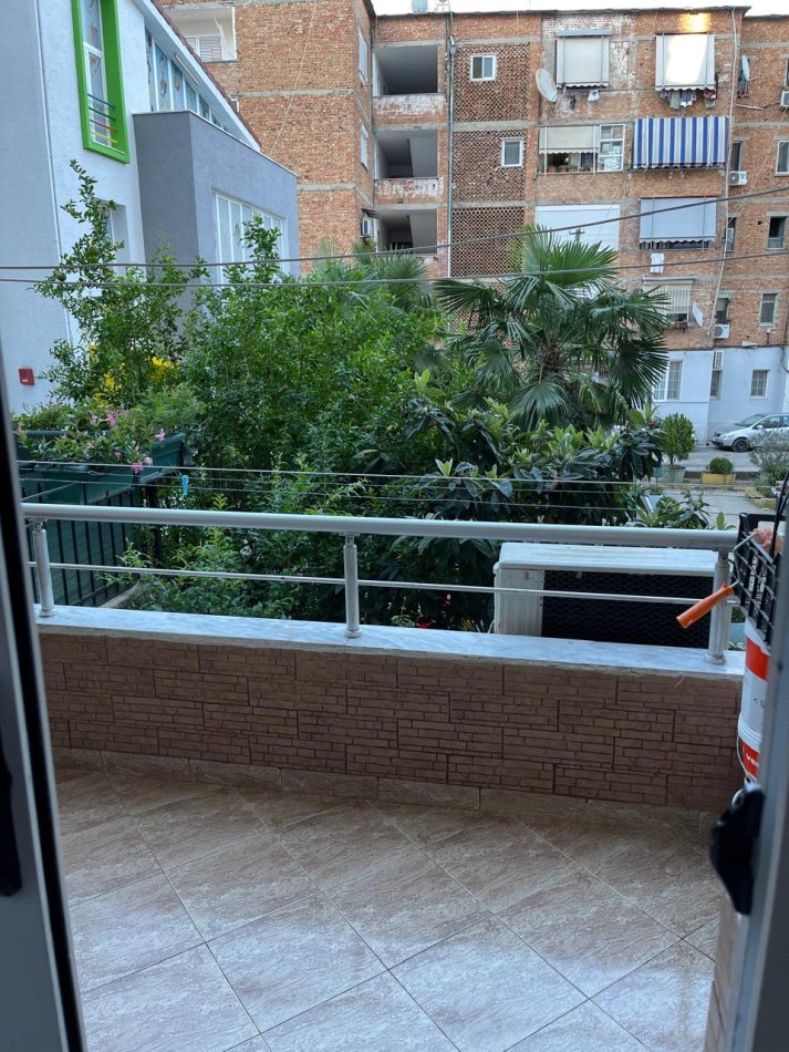 Qera Apartament 1+1, në Rrugën e Barrikadave, Tiranë.