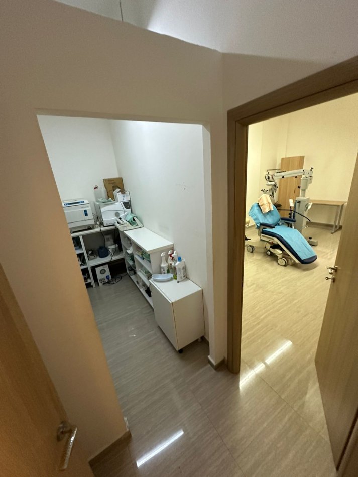 Tirane, shitet ambjent biznesi , Kati 1, 134 m² 330,000 € (Rruga Bardhyl)
