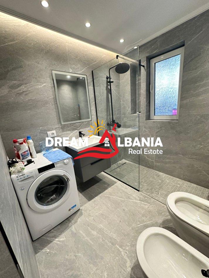 Tirane, jepet me qera apartament 2+1+Ballkon + Verande, Kati 8, 210 m² 1.700 € (Rruga e Kavajes)